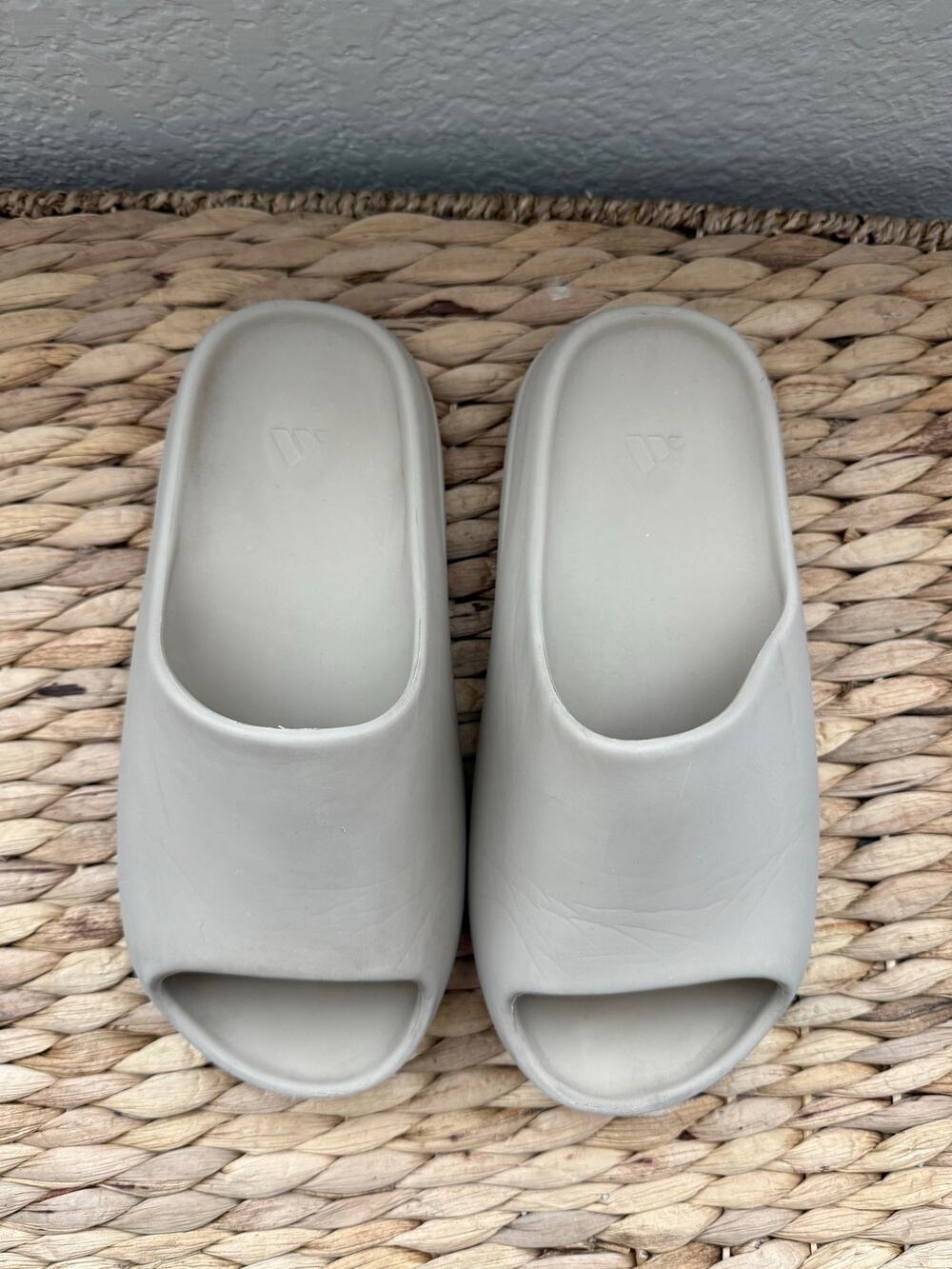 adidas Yeezy YZY Slide Bone Beige FZ5897 Men’s US 7 Women’s US 8 Slip-On Sandals